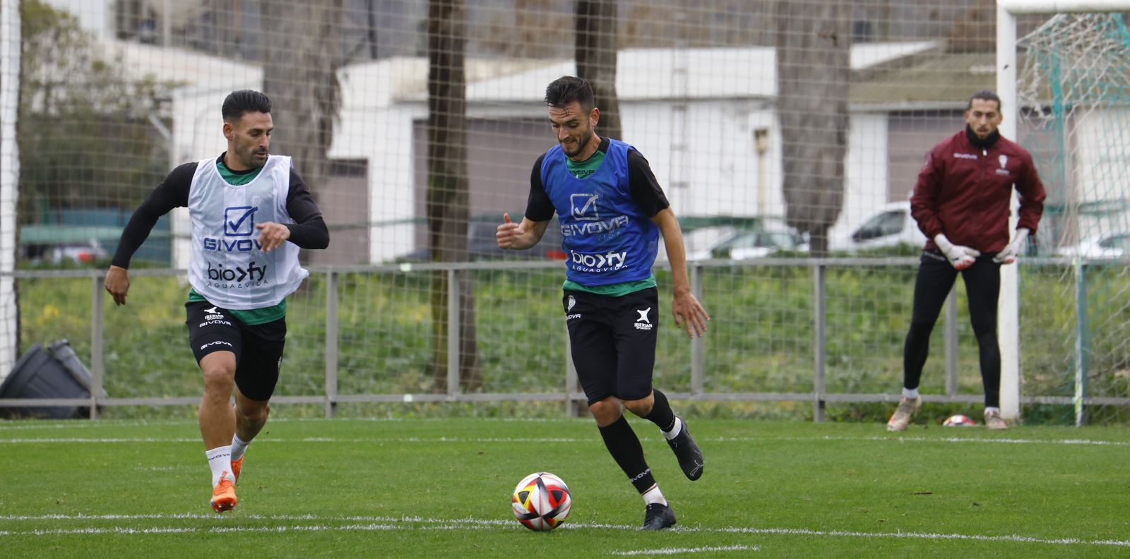 Lapeña es presionado por Kike Márquez durante el entrenamiento de este miércoles.