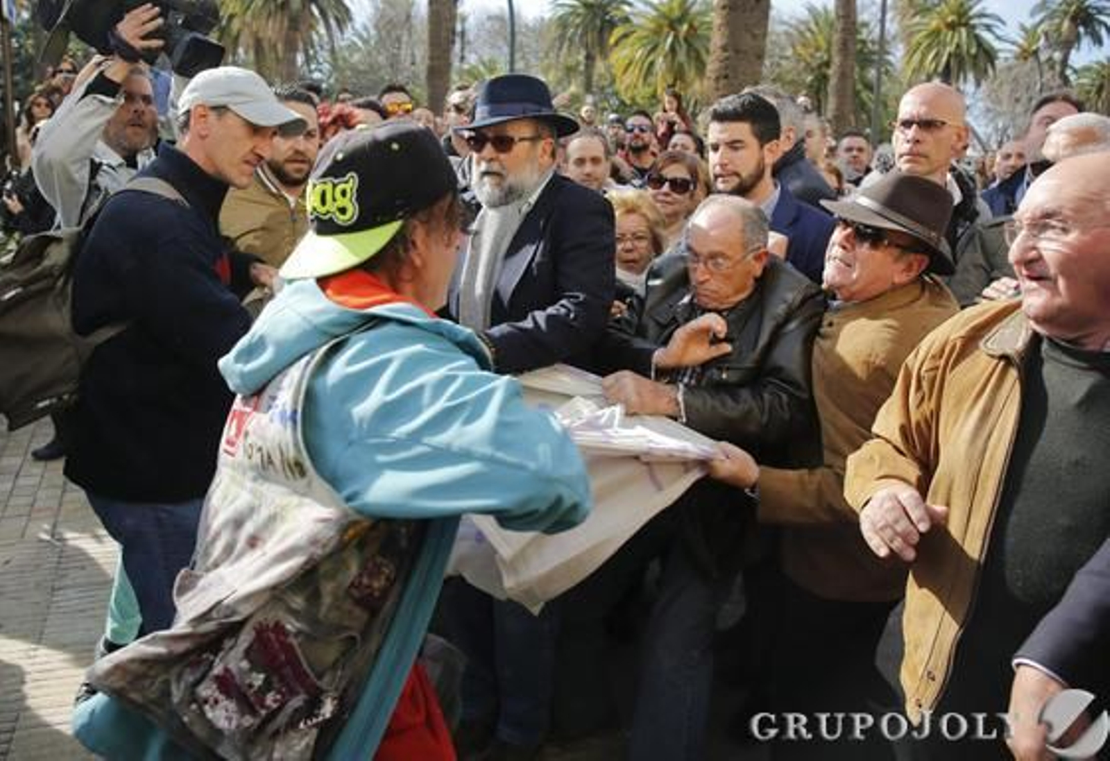 Momentos tensos en la protesta del pasado miércoles.

Foto: Javier Albiñana