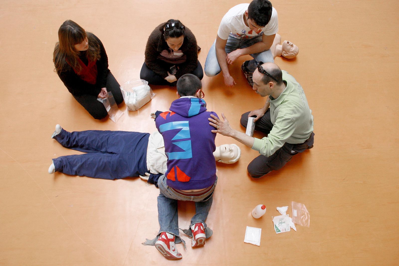 Jóvenes participando en un curso de formación en reanimación cardíaca.