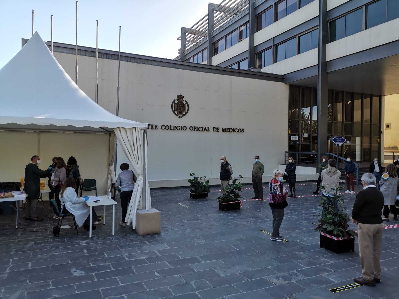 Varias personas hacían cola ayer para acunarse en el Colegio de Médicos de Sevilla.