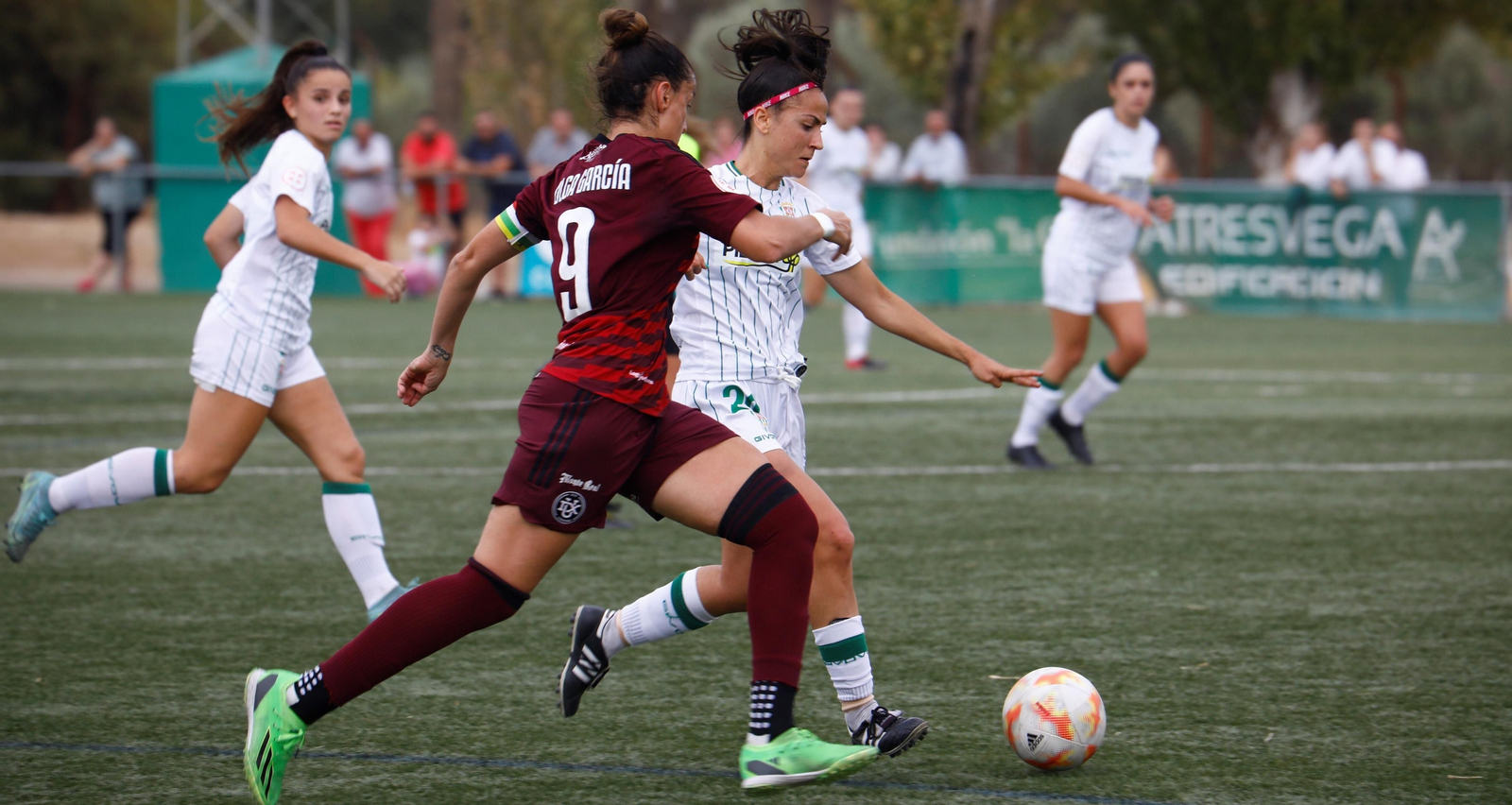 Elisa, del Córdoba Femenino, pugna por el balón en el duelo de la Copa de la Reina ante el DUX Logroño.