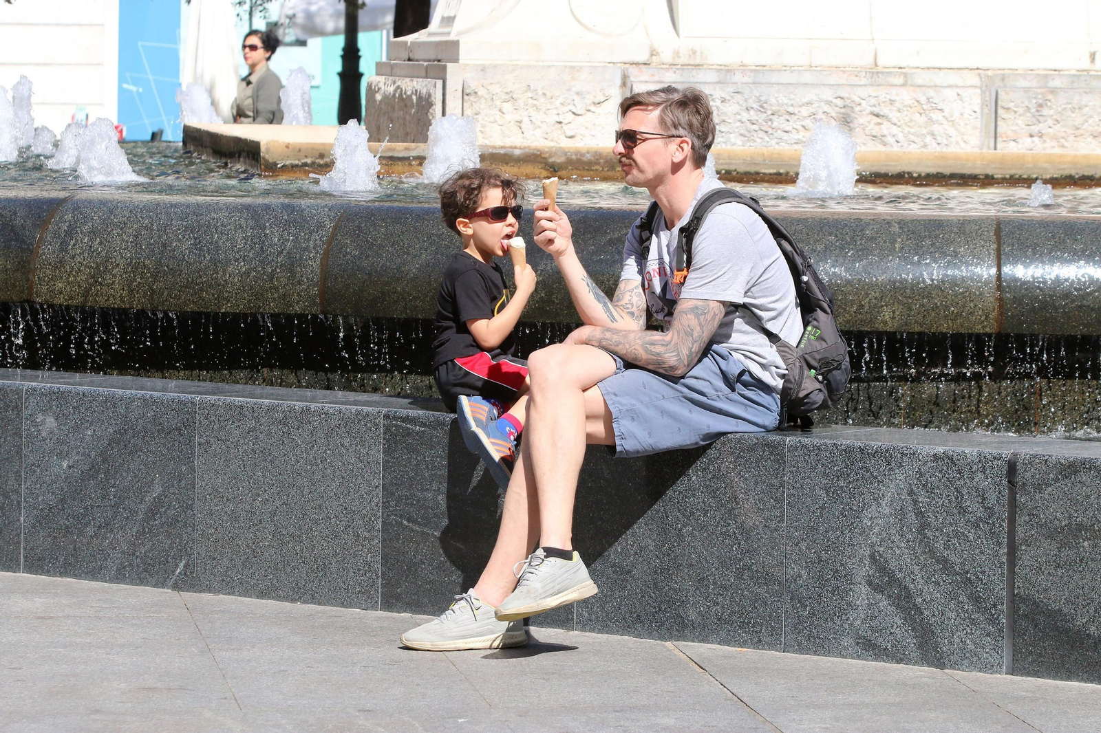 Dos personas disfrutan de un helado en la plaza de Las Tendillas Dos personas disfrutan de un helado en la plaza de Las Tendillas