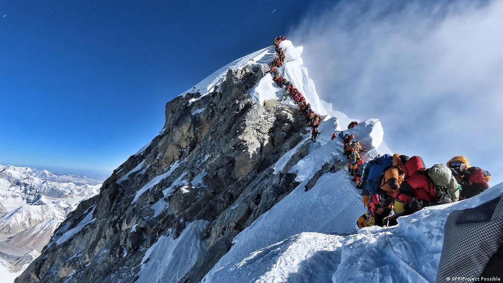 El Everest inicia una temporada de récords