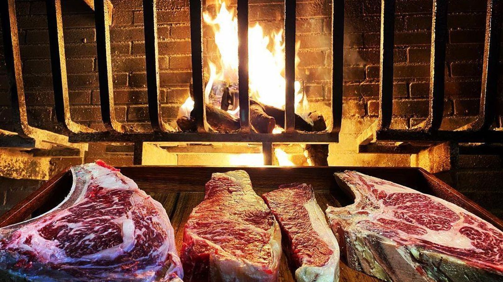 Carnes a la brasa en Kutral. Carnes a la brasa en Kutral.