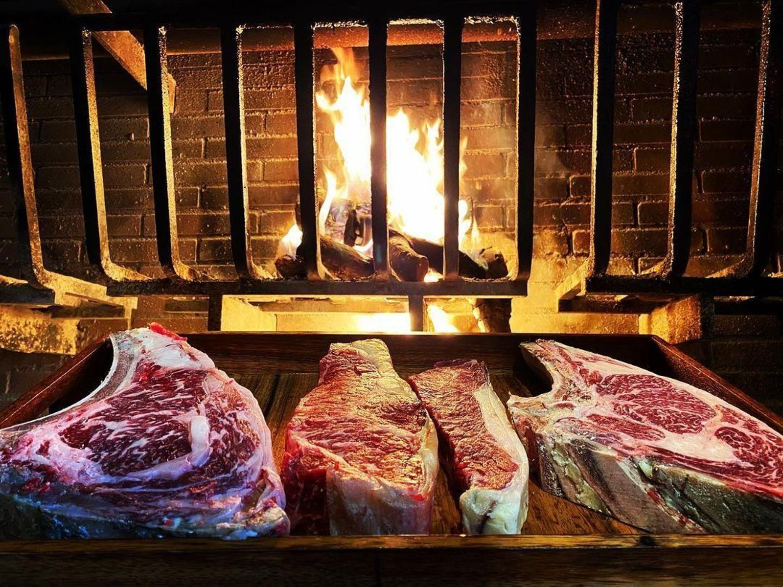 Carnes a la brasa en Kutral. Carnes a la brasa en Kutral.