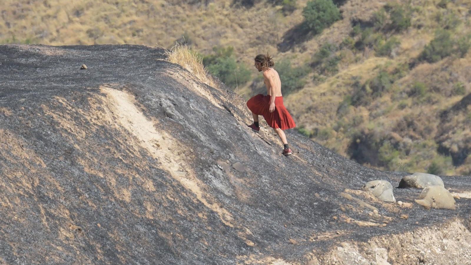 Un hombre camina por el escenario del incendio Un hombre camina por el escenario del incendio