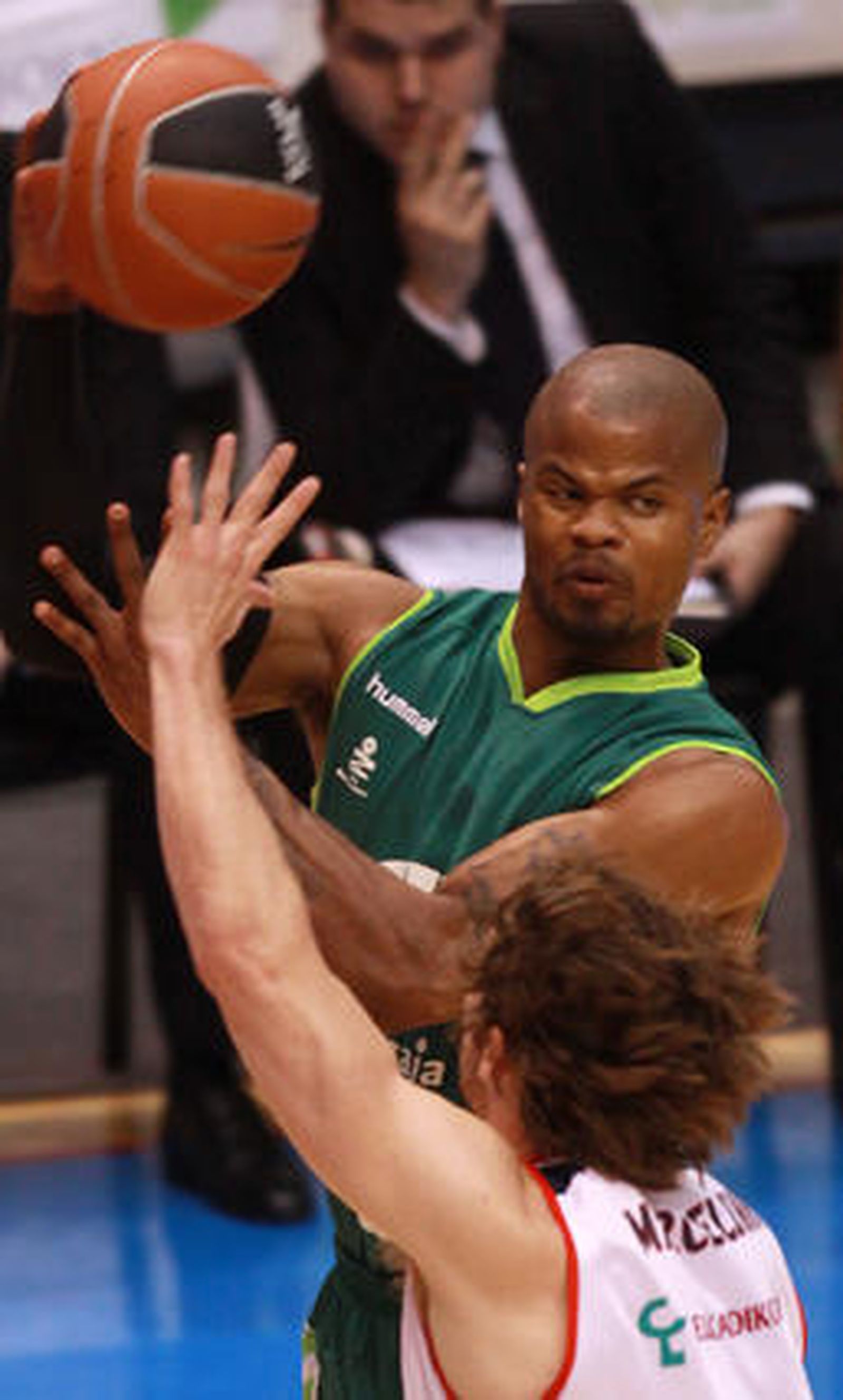 Los malagueños firman un 12-5 en la segunda vuelta y tras ganar al equipo vitoriano (70-62) consiguen el deseado quinto puesto


Foto: Migue fernandez