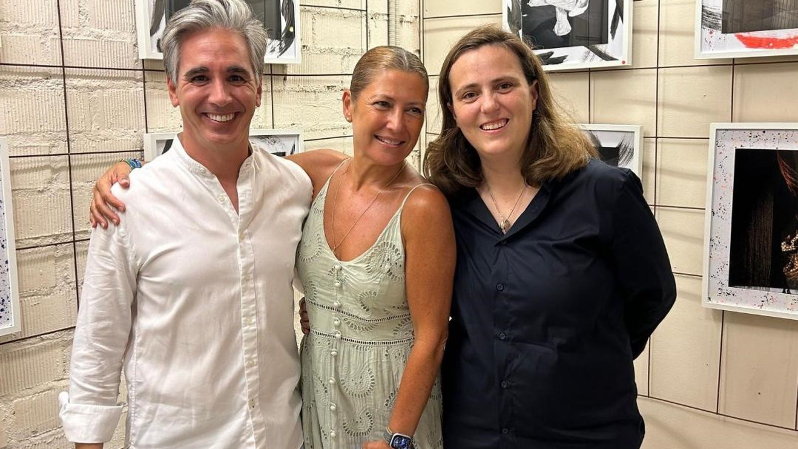 El pintor Fernando Quirós, la artista Sara Baras y la fotógrafa Sofía Wittert Macpherson durante la inauguración.