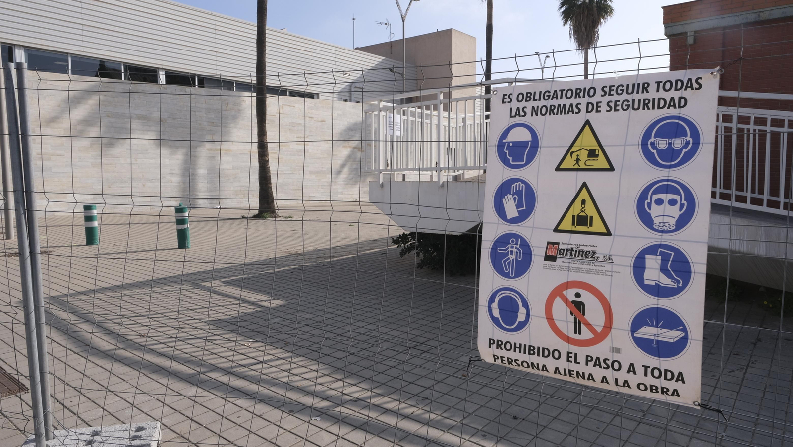 Imágenes del desmatelamiento de la pasarela de Renfe, en Almería