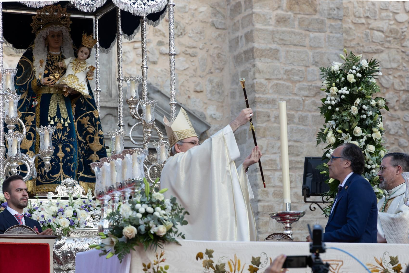 Santa Ana, patrona de Torredelcampo, recibe el bastón de mando como Alcaldesa Perpetua.