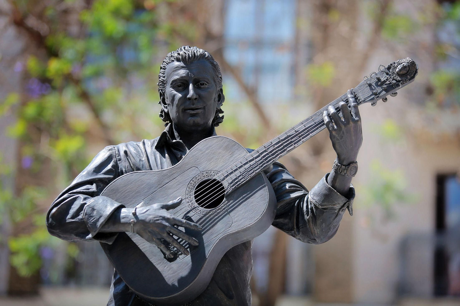 Imágenes del descubrimiento de la escultura en honor a Joseli Carrión