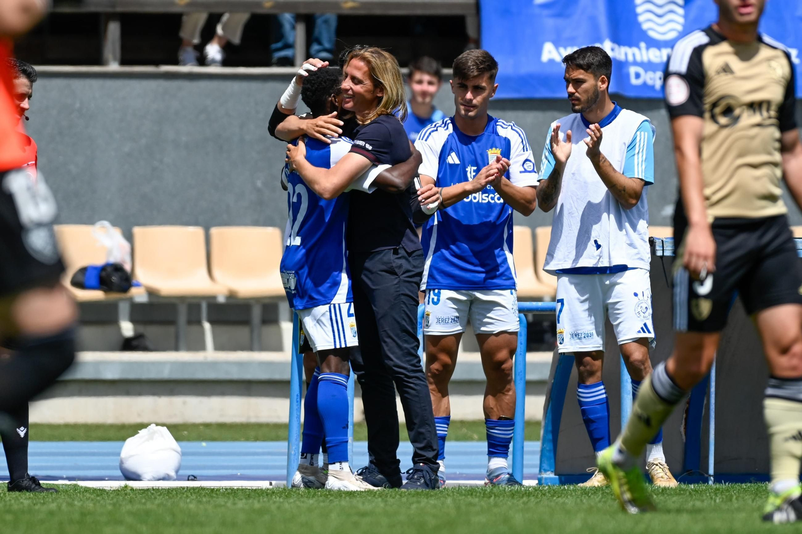 Armengol abraza a Checa tras el 1-0 al Linares. Armengol abraza a Checa tras el 1-0 al Linares.