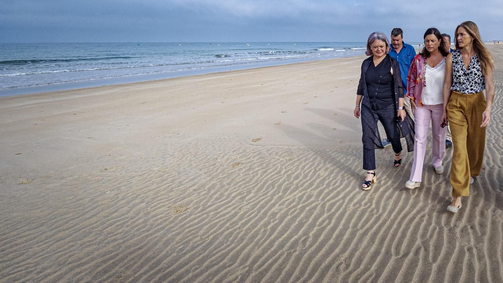 La comitiva ha comprobado los buenos resultados del reciente aporte de arena por parte de Costas en Camposoto.