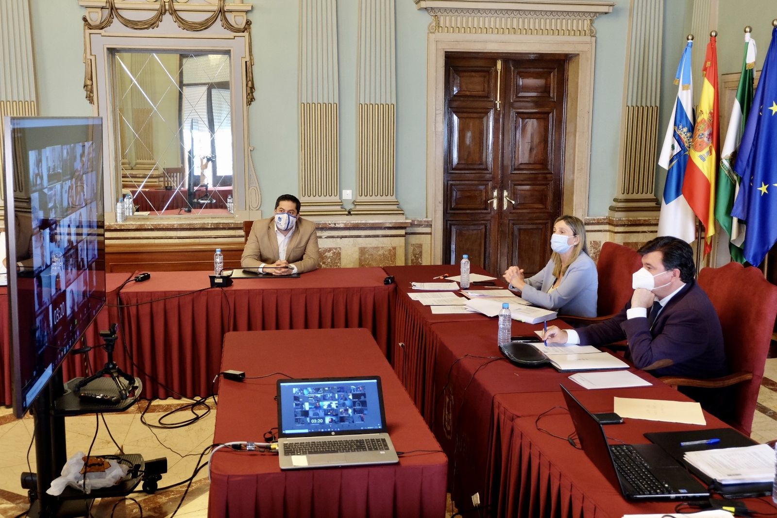 El alcalde, Gabriel Cruz; la primera teniente de alcalde,  María Villadeamigo; y el portavoz socialista, Francisco Baluffo, siguen la sesión telemática de ayer en el salón de plenos a través de la pantalla.