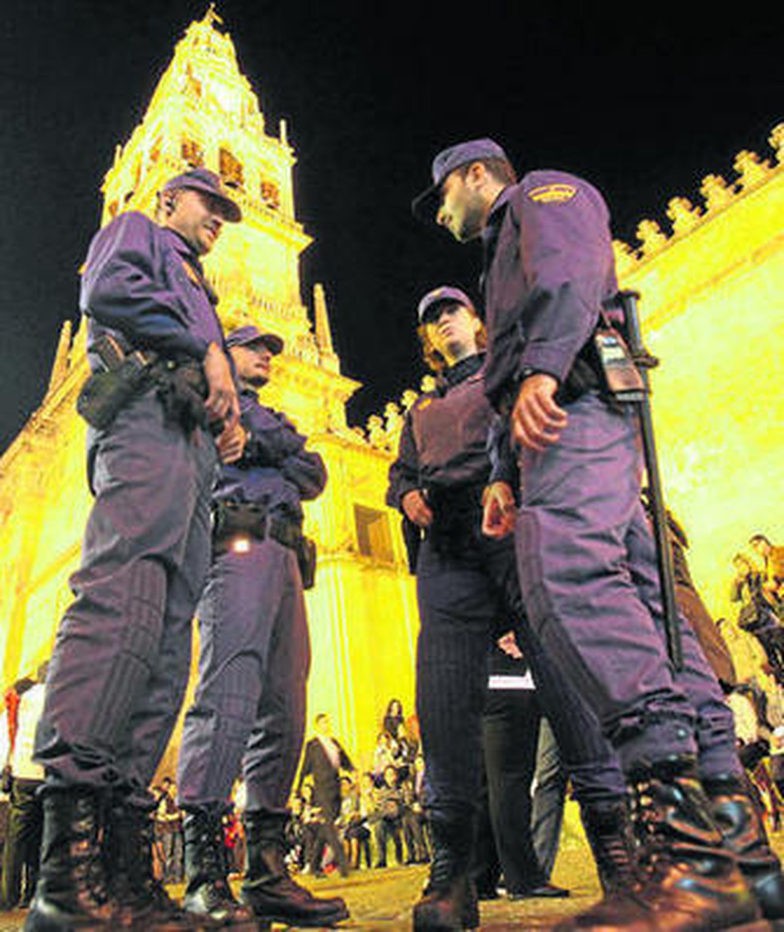 Varios agentes conversan en las inmediaciones de la Mezquita Catedral.