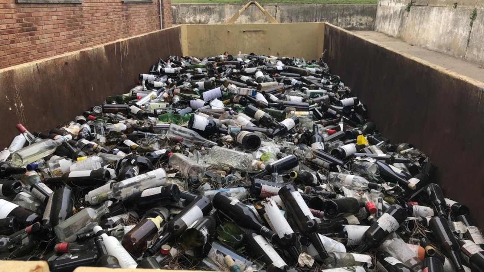 Contenedor de vidrio a media ocupación después de dos años cuando antes tenían que retirarlo cada seis meses.