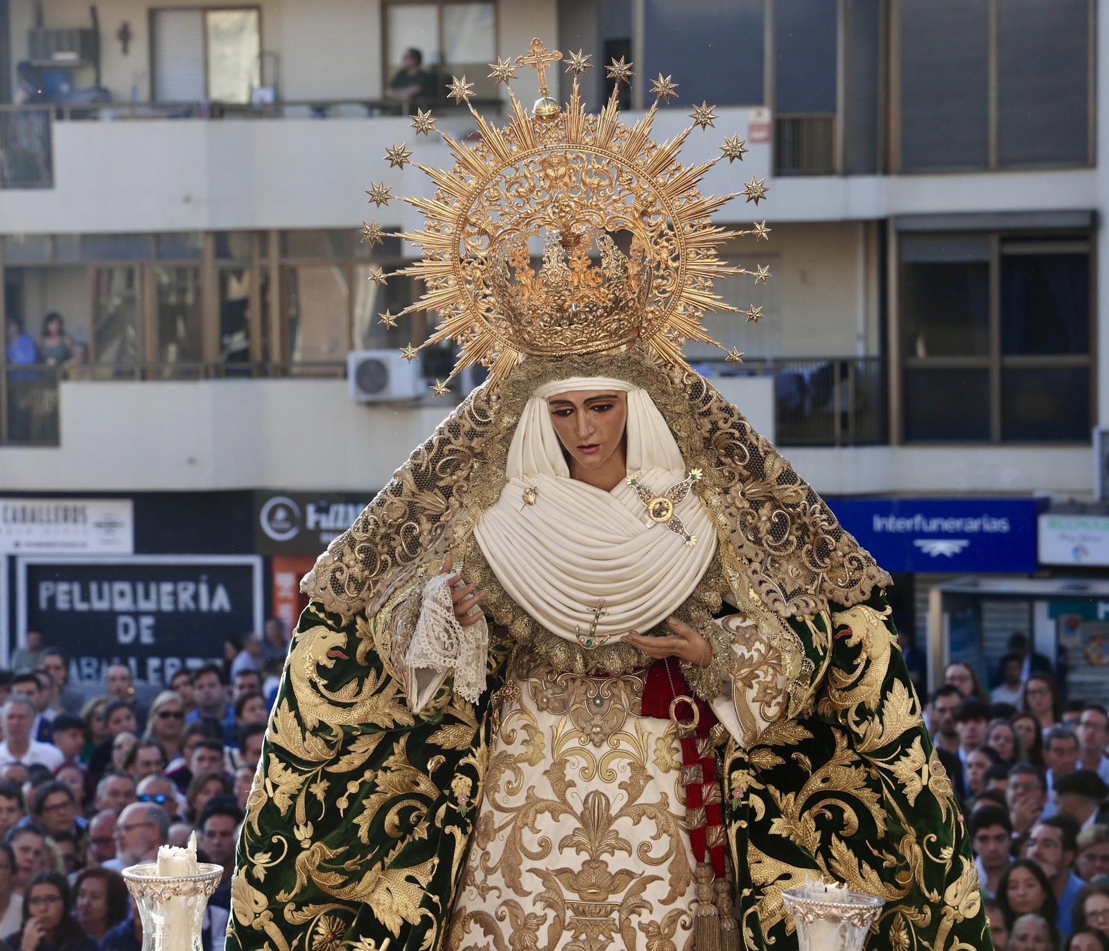 Regreso de la Esperanza de Triana a su paso por el Hospital Infantil del Virgen del Rocío