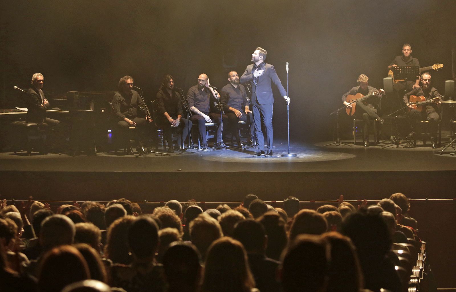Imágenes de la actuación de Miguel Pôveda en el Teatro Falla
