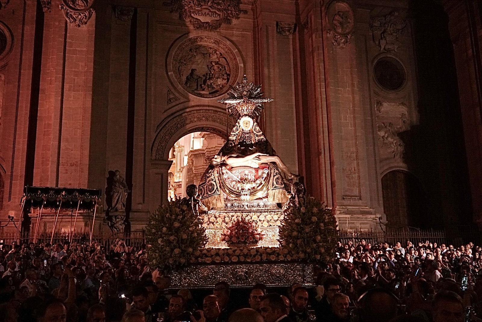 Fotos: así ha sido la procesión de la Virgen de las Angustias de Granada