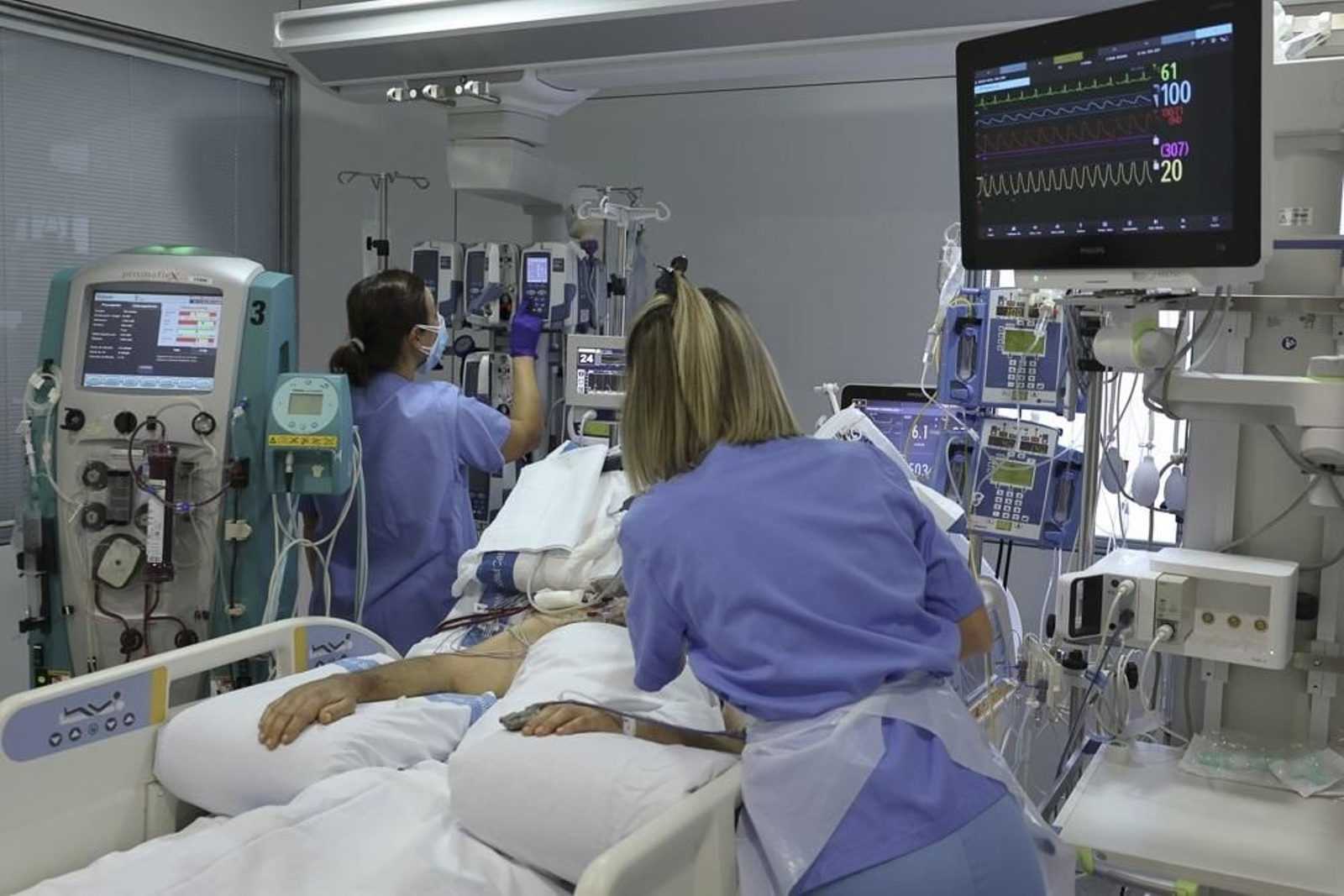 Personal sanitario atiende a un paciente. Personal sanitario atiende a un paciente.