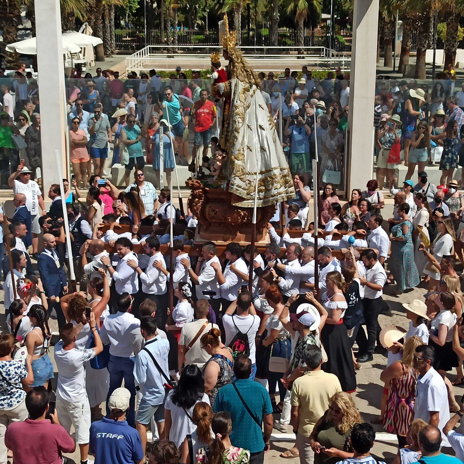 La Virgen del Carmen del Perchel tras desembarcar en el Paseo del Muelle Uno, esta mañana