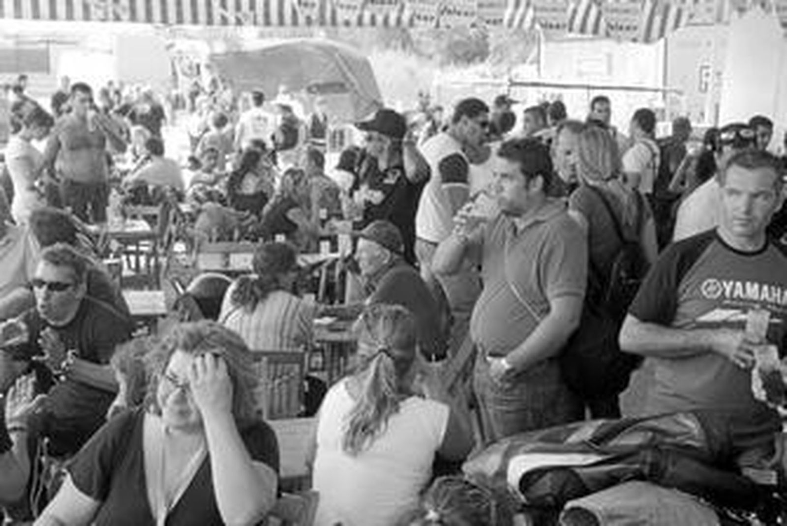 Los participantes en la concentración toman un refrigerio, ayer al mediodía.