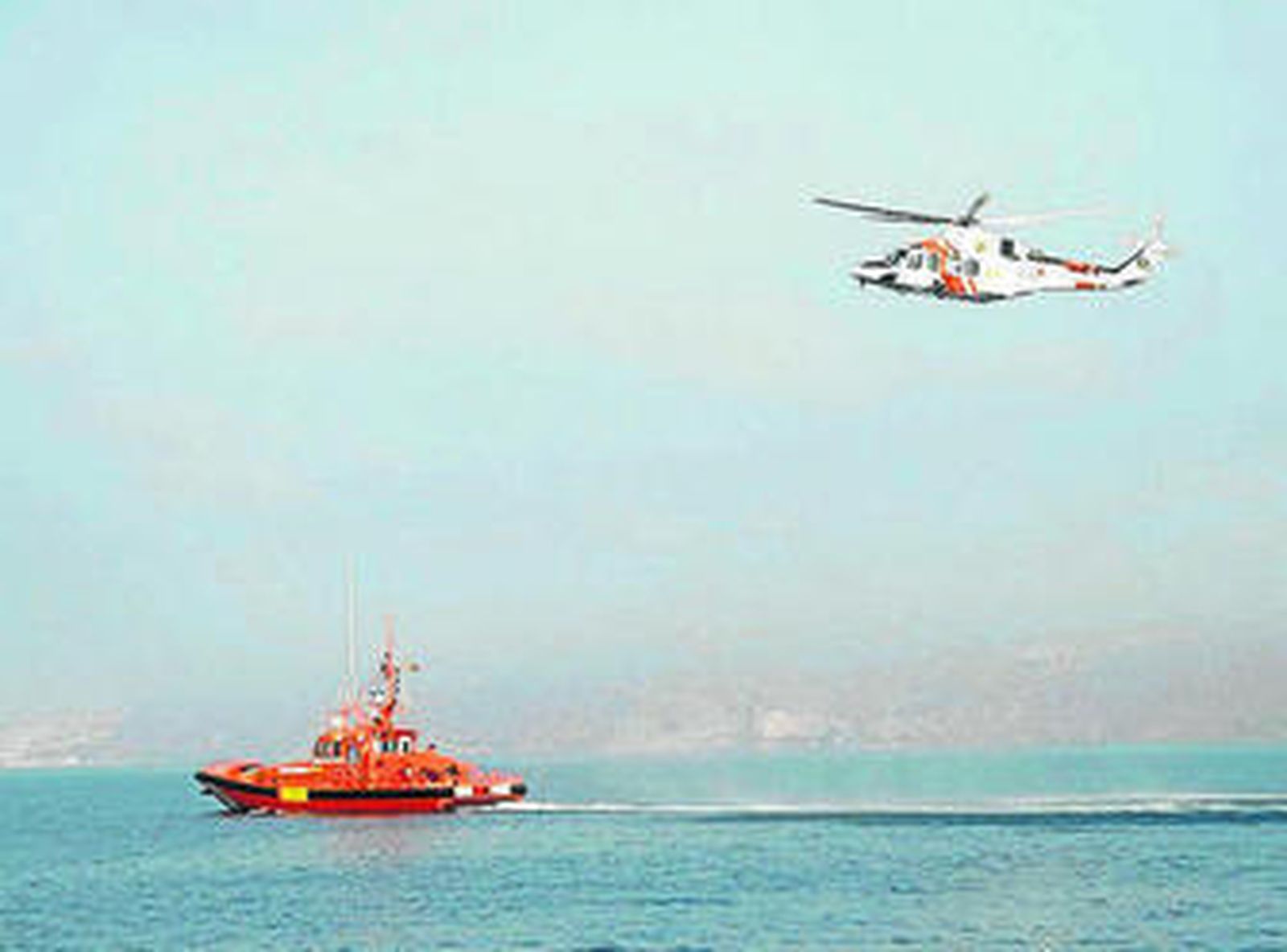 Medios de Salvamento Marítimo durante un rastreo, en foto de archivo.