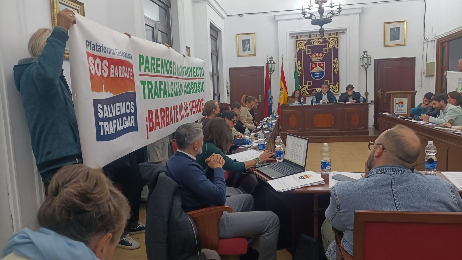 Un momento de la protesta en el pleno de Barbate.