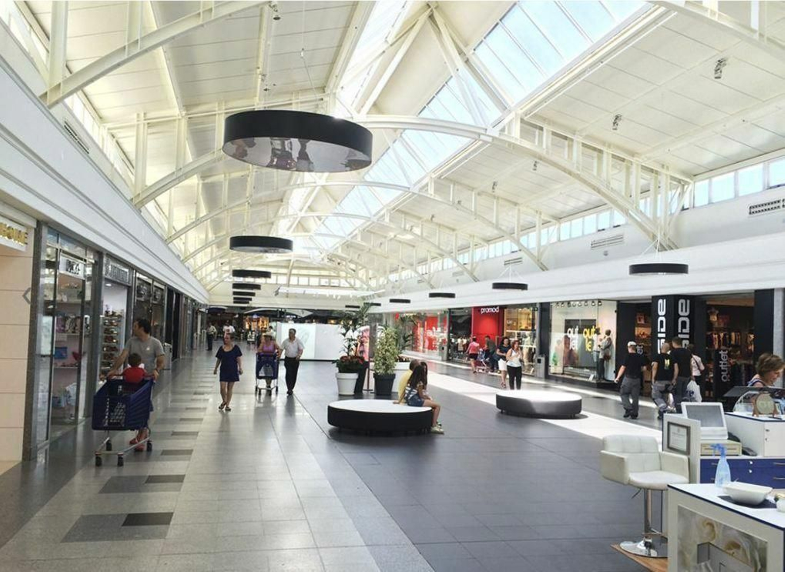 Una imagen del hall principal del centro comercial El Paseo.