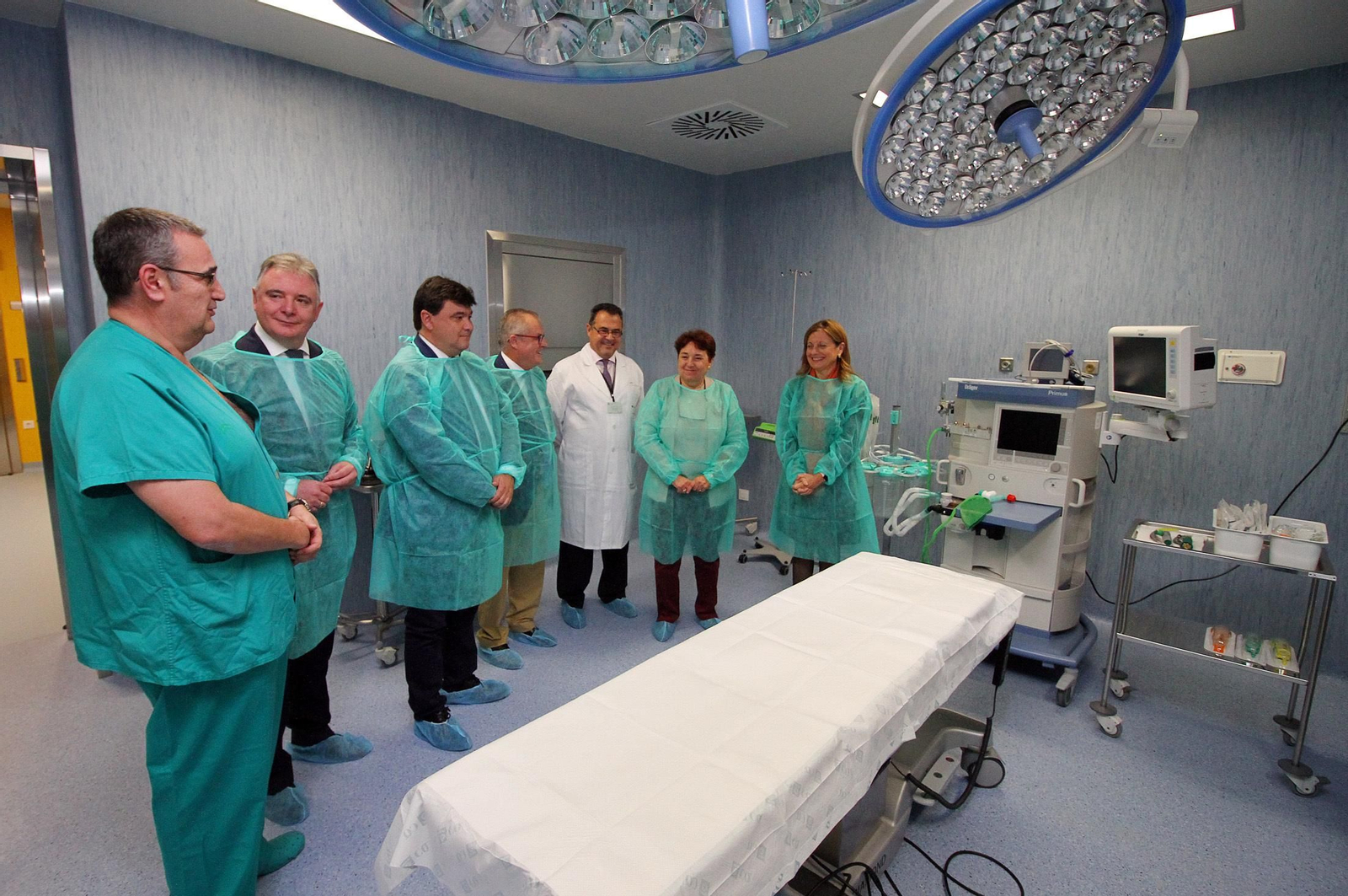 Imágenes de la visita de la consejera de Salud, Marina Alvarez, a los dos nuevos quirófanos que estrenará el Hospital Infanta Elena.