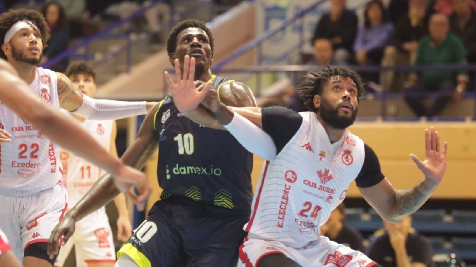 Amadi Ikpeze y Jordan Kellie pelean por un rebote, este sábado en el Juan Carlos Mateo