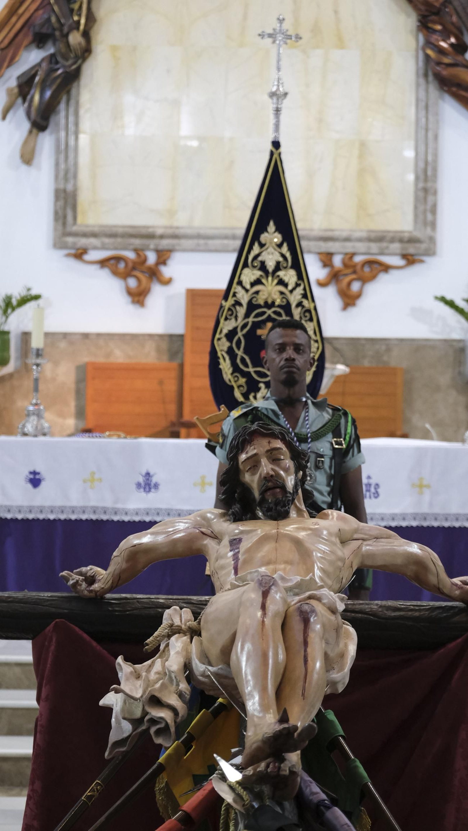 La Legión custodia el Cristo de la Buena Muerte en la Semana Santa de El Parador 2025