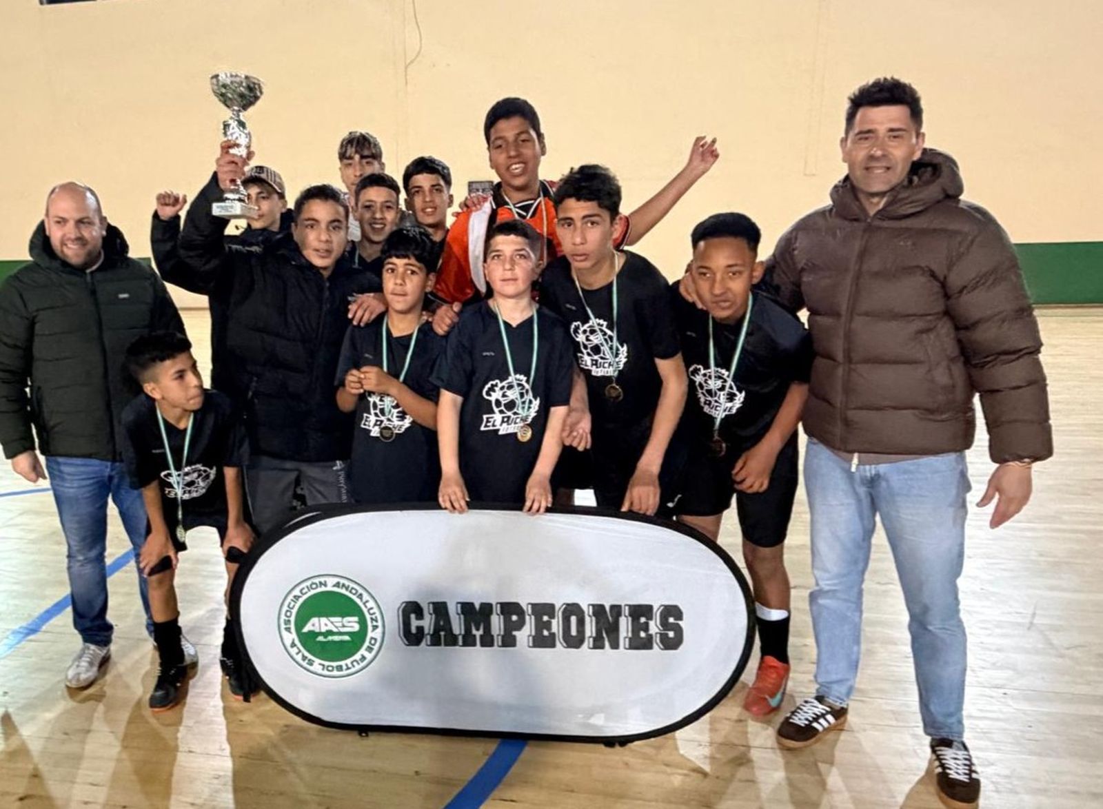 Los jugadores de El Puche Futsal reciben el título de campeón tras imponerse en la categoría Infantil.