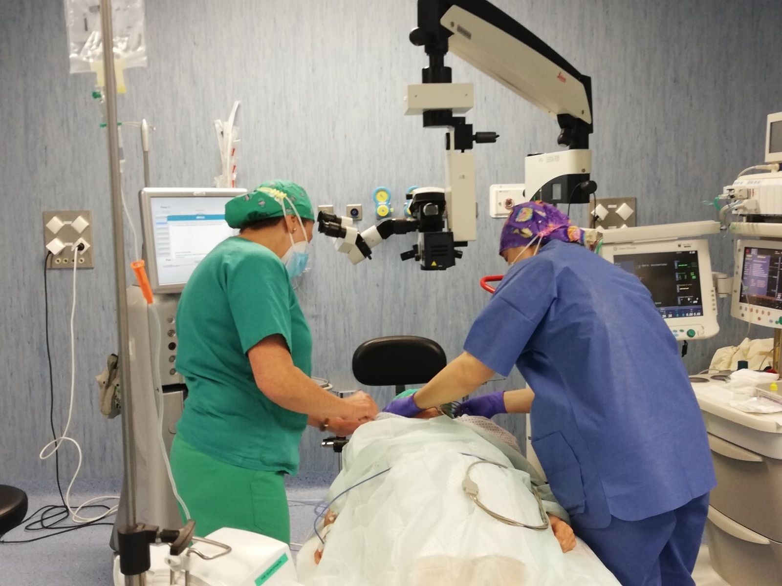 Actividad en un quirófano del Hospital Infanta Elena.