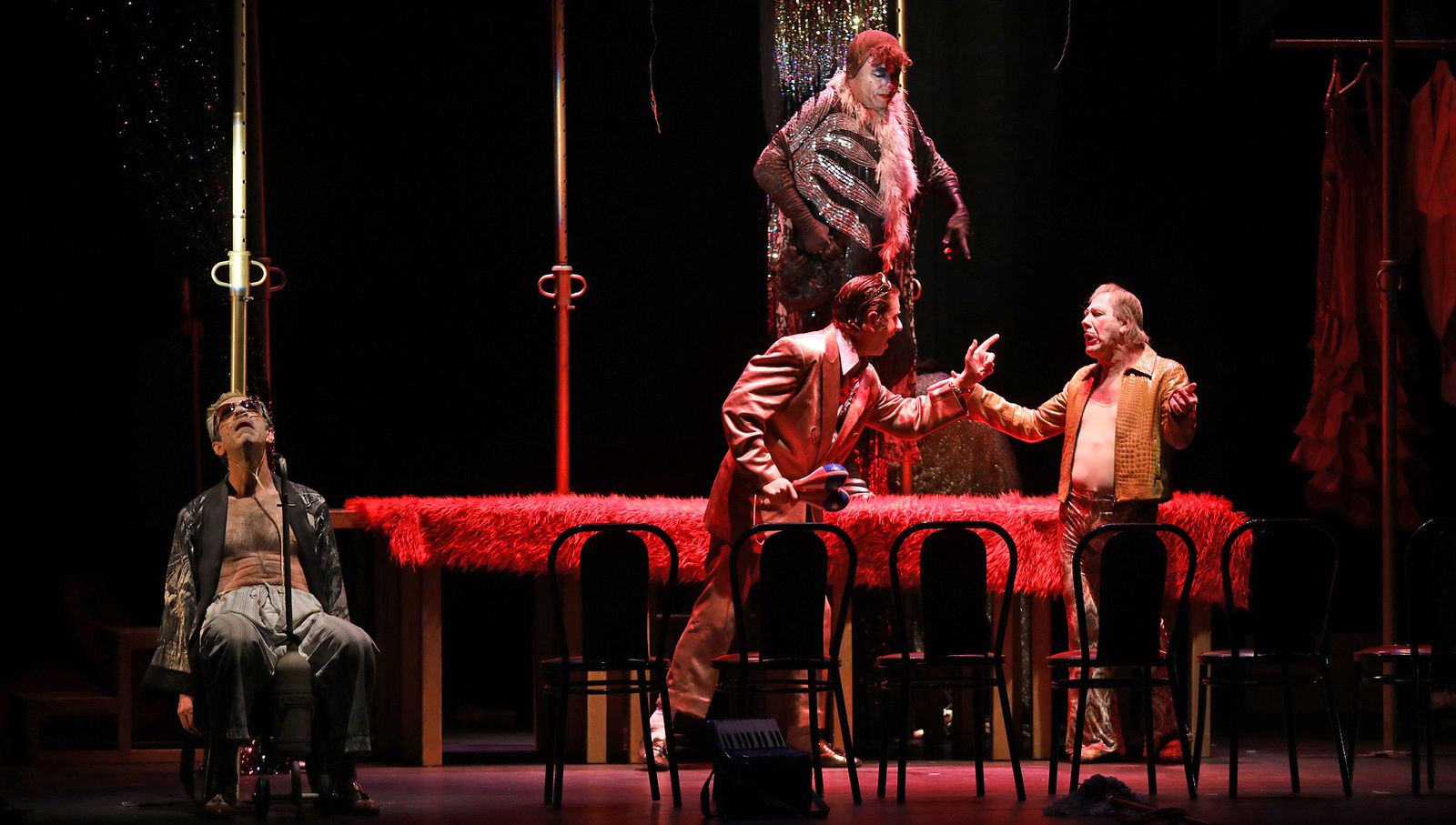 Una escena de 'El desguace de las musas', la anterior obra del grupo La Zaranda.