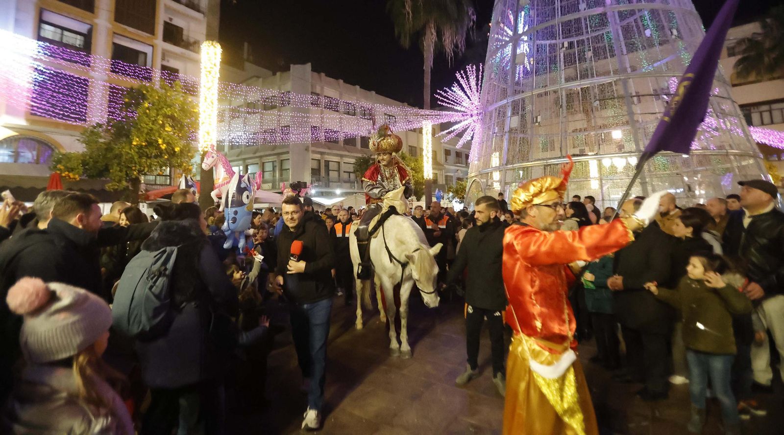 Fotos del heraldo de los Reyes Magos y su corte de beduinos en Algeciras