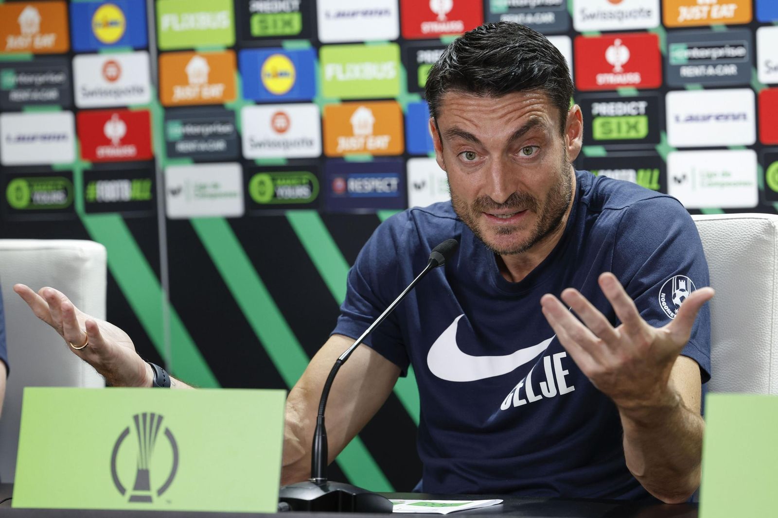 Albert Riera, en un momento de la rueda de prensa en el Benito Villamarín.