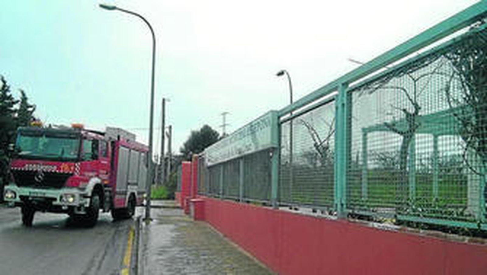 Un camión cisterna lleva agua hasta el cementerio de Estepona.