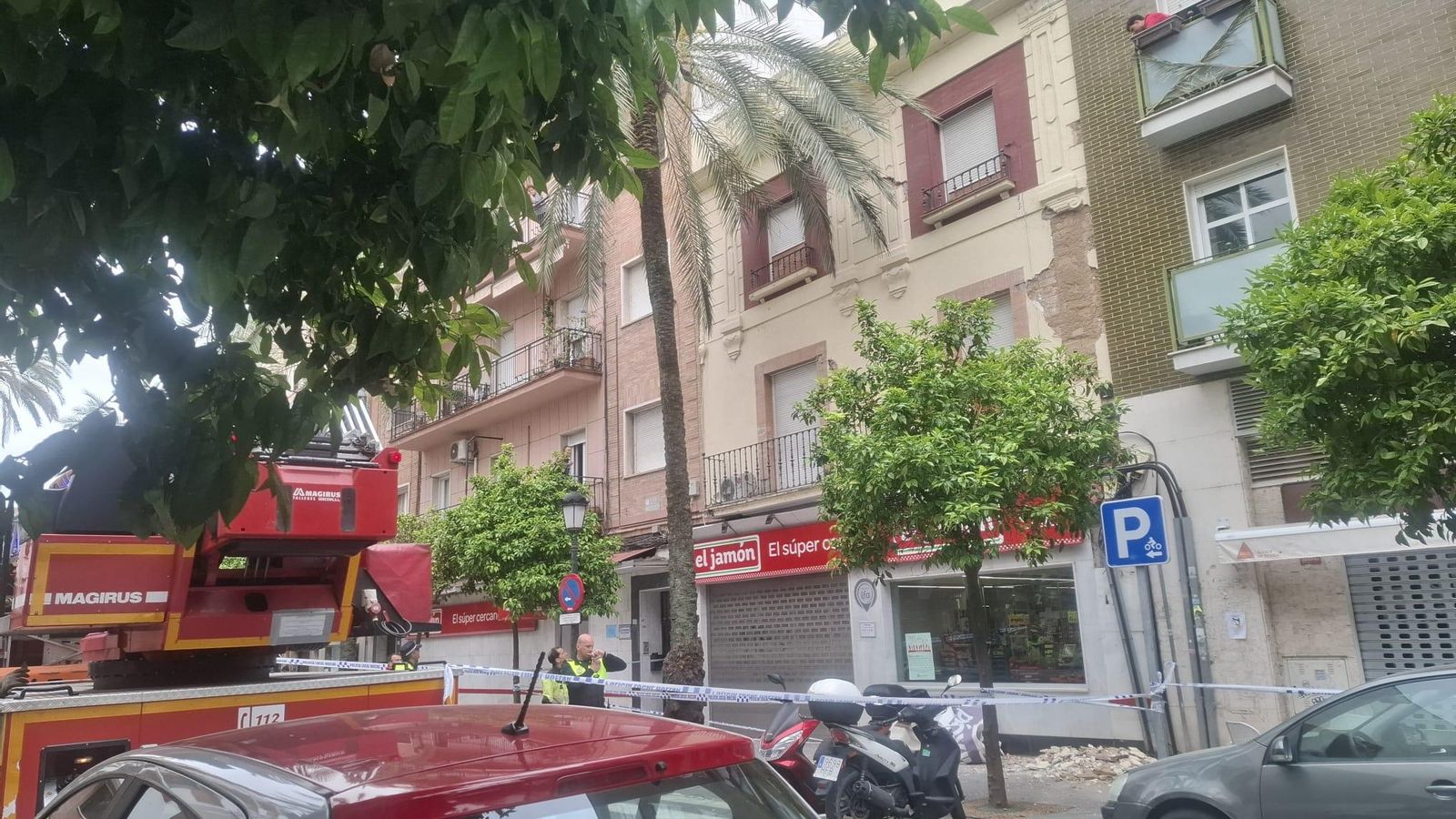 Bomberos en la vivienda afectada.
