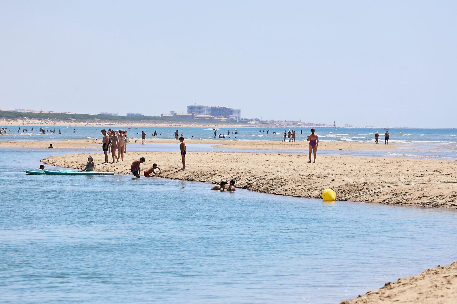 Ambiente en las playas de Huelva en la mañana de domingo