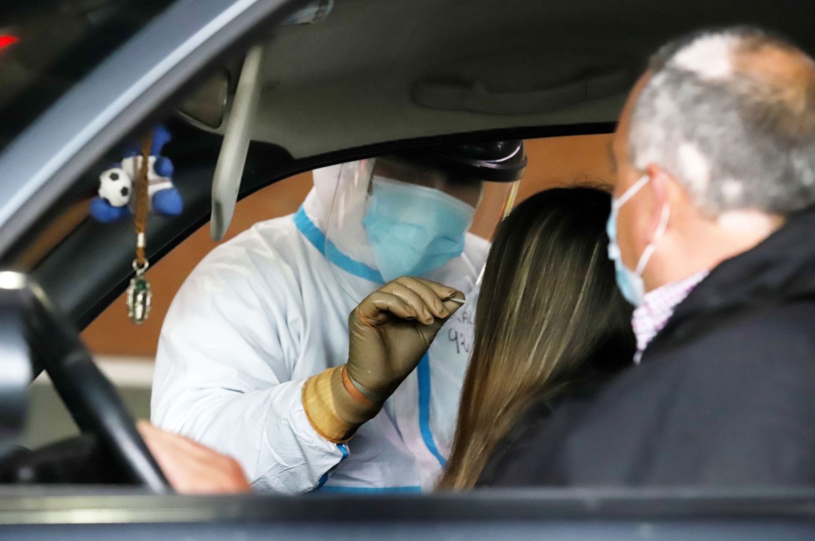 Una enfermera toma muestras en un coche de una de las personas citadas ayer en el Nuevo Colombino.