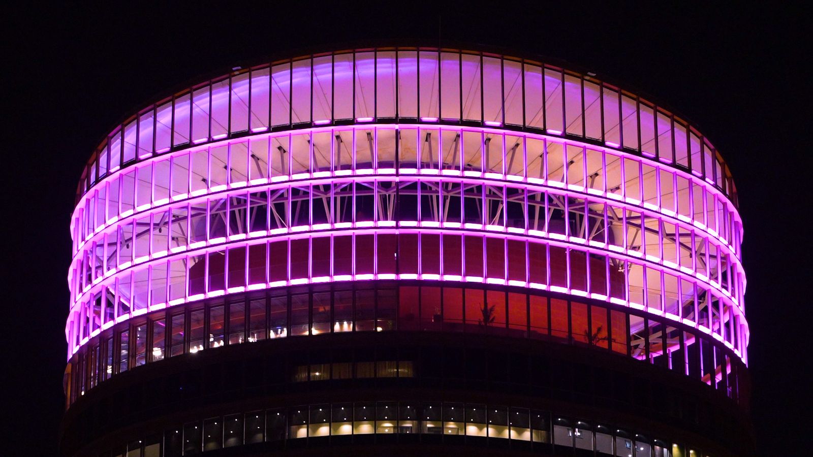 Torre Sevilla ilumina el cielo de violeta por el Día Internacional de la Mujer