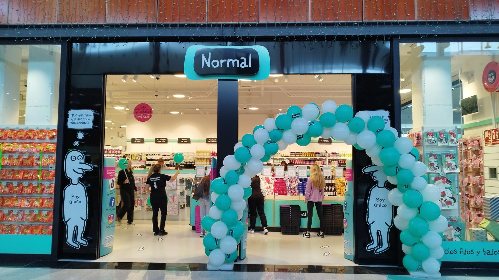 Fachada de la tienda de Normal en Las Dunas.