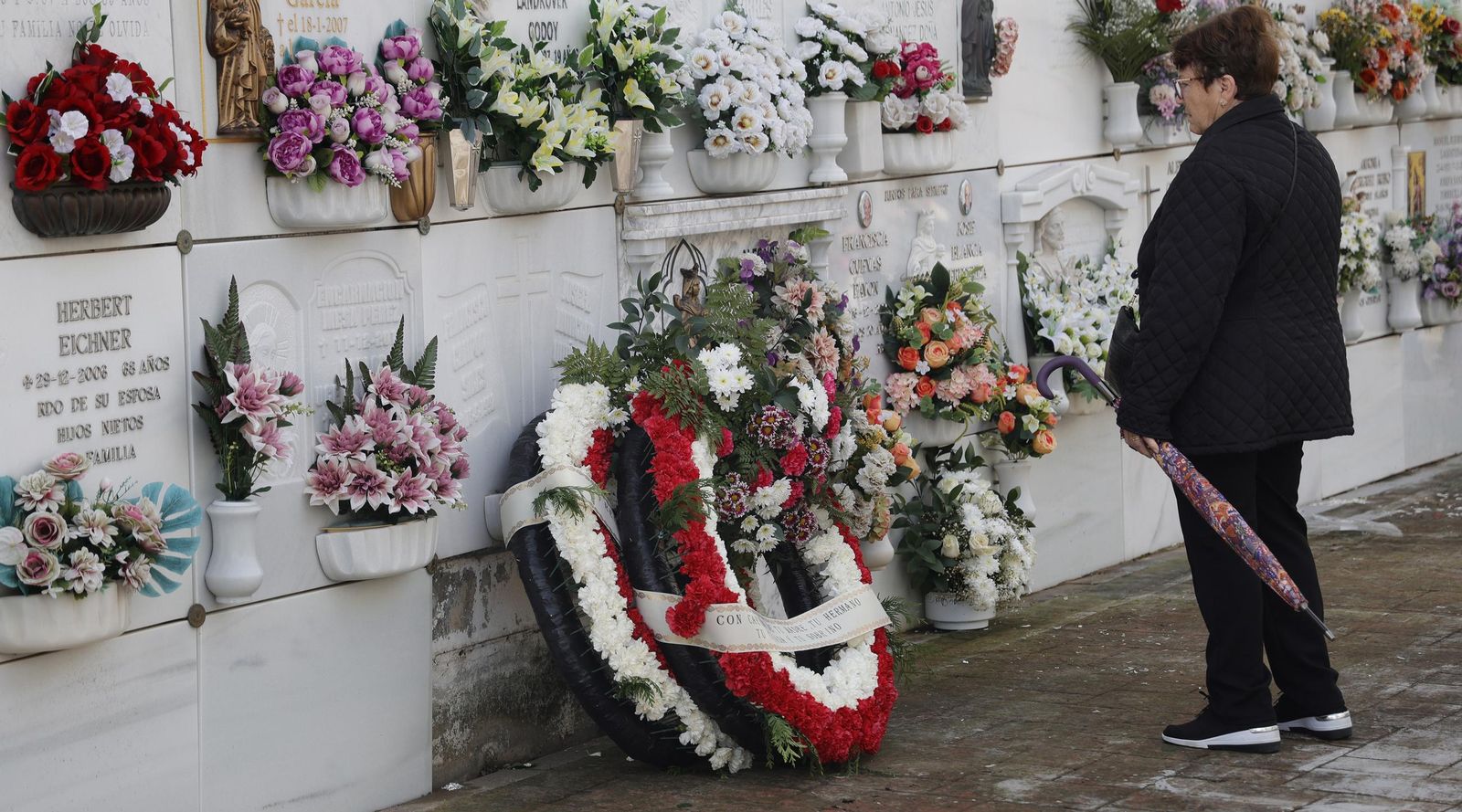 Fotos del Día de Todos Los Santos en el cementerio de La Línea