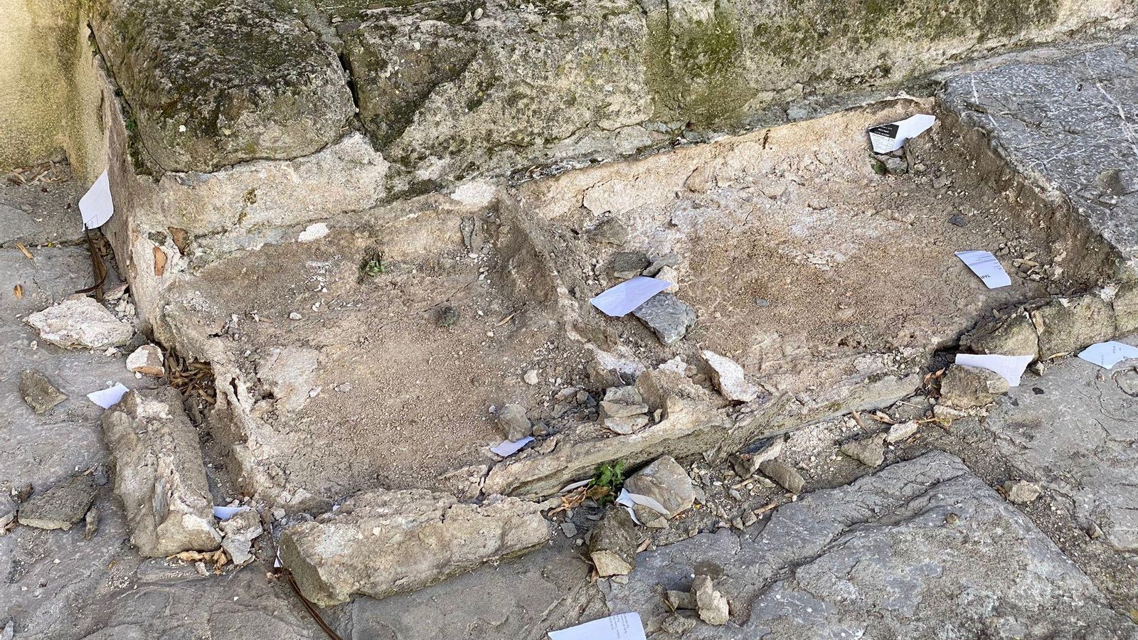 Detalle del expolio en la Puerta de Santiago.