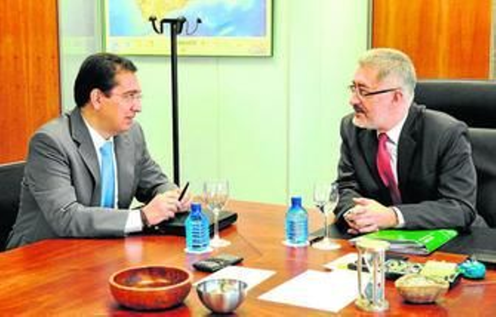 El presidente de Cajasol, Antonio Pulido, y el consejero de Economía, Antonio Ávila.