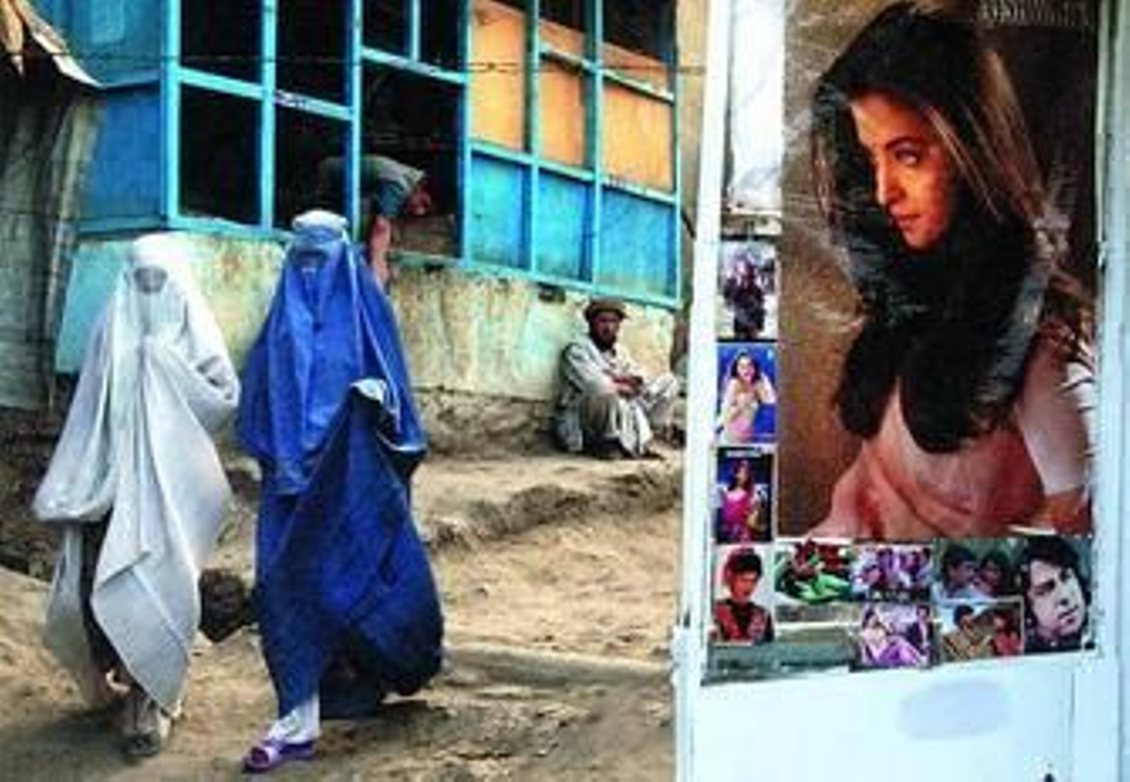 Mujeres afganas vistiendo burkas caminan por una calle del centro de Kabul.