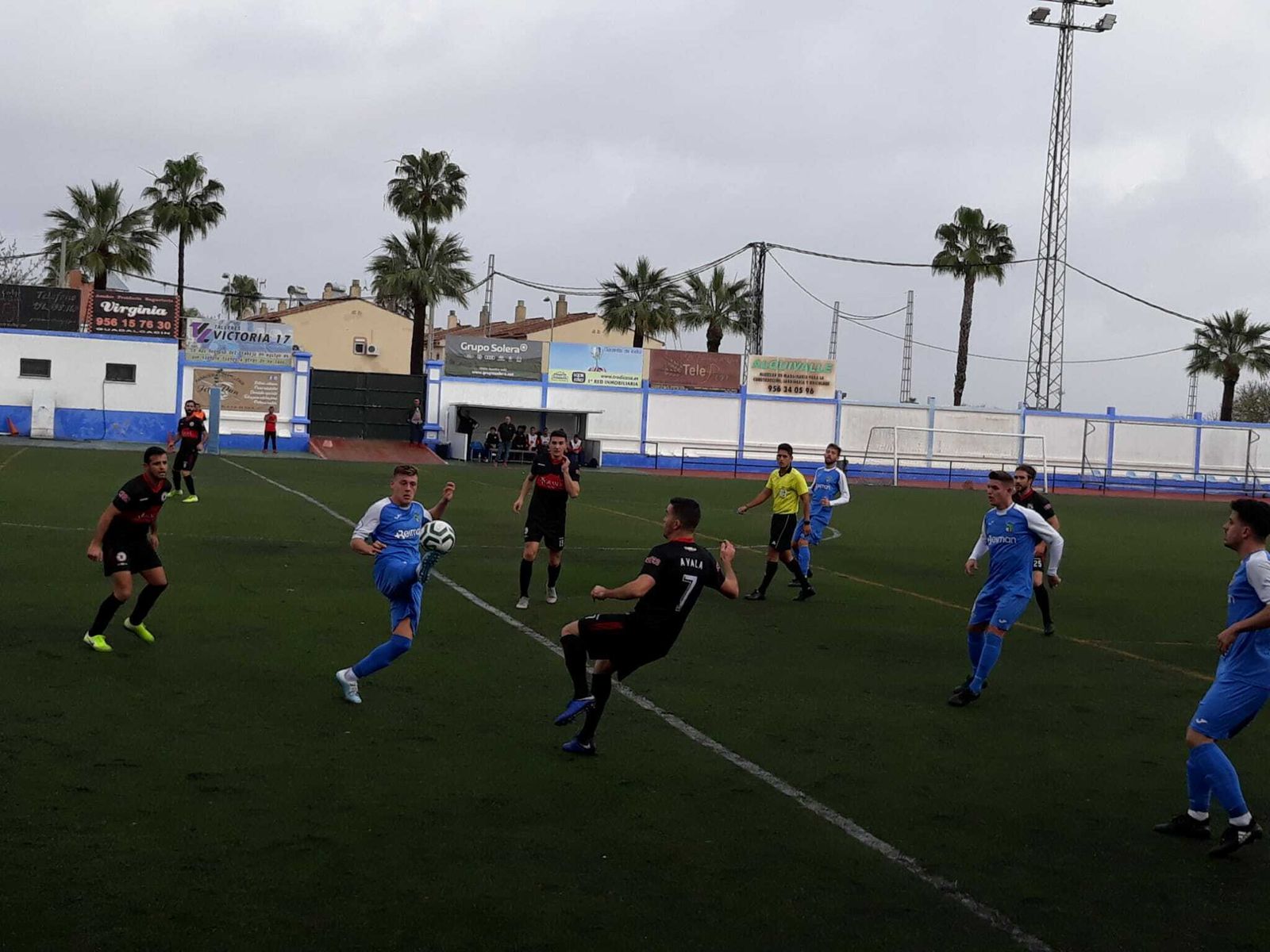 Juanjo trata de llevarse el balón ante Ayala al lado del debutante Copero. / J.O.