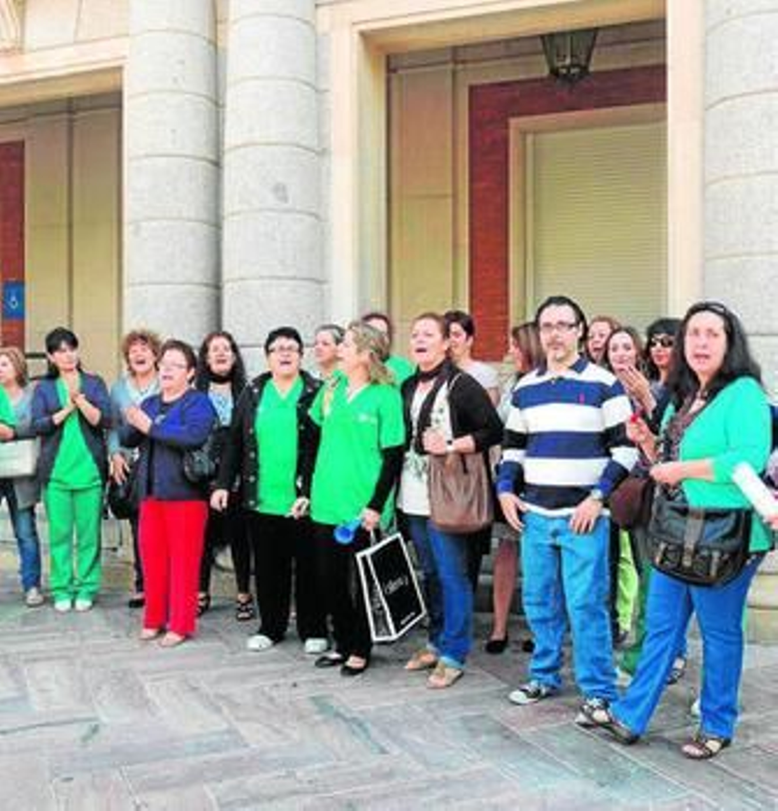 Protesta de los trabajadores de Volconsa a las puertas del Ayuntamiento de Huelva.