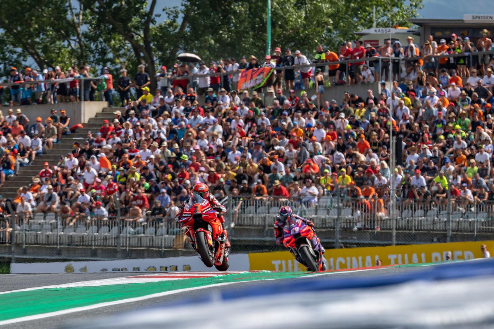 Bagnaia y Jorge Martín durante la carrera de este domingo en Spielberg (Austria).